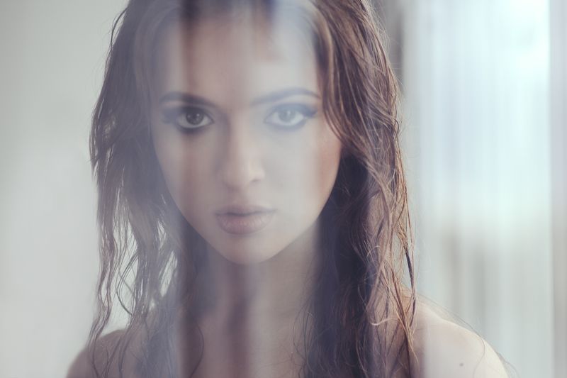 portrait, headshot, window, mode, female, beautiful, eyes, hair, wet Sonia фото превью