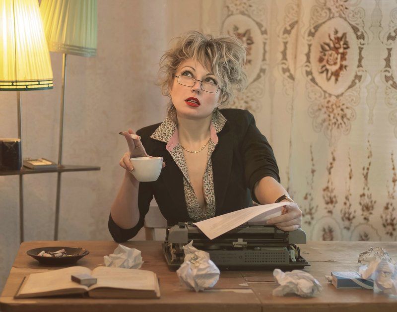 Девушка., Папироса, Писатель, Пишущая машинка, Стеб, Творчестводом, Чокнутый Чокнутый писатель фото превью