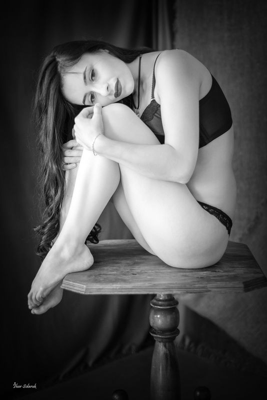 девушка, прическа, столик, лифчик, трусики, черный, белый, студия, свет, драпировка, грусть, настроение, поза, пальцы, цепочка Ты был моим светом... фото превью