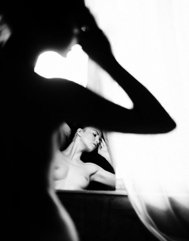 девушка, модель, ню, чб, формы, контрформа, свет, зеркало ** фото превью