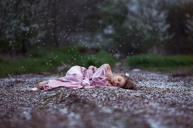Влада Былич, фотограф Влада Былич, фотограф в Краснодаре, сон, цветы, цветущий сад, природа, детский фотограф, семейный фотограф, Краснодар, лепестки Колыбельная фото превью