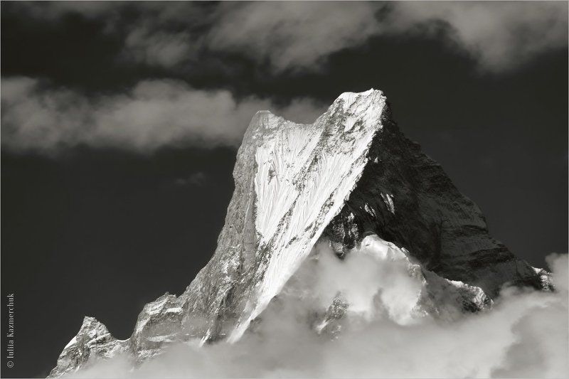landscape, scenic, nature, travel, outdoor, view, black and white, glacier, summit, mount, peak, top, sky, clouds, altitude, snow, the Himalayas, Nepal, Machapuchare, Annapurna mountain massif Окружённая облаками фото превью