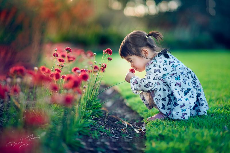 kid, child, girl, flower, natural light, garden, green, red vivid blossom фото превью