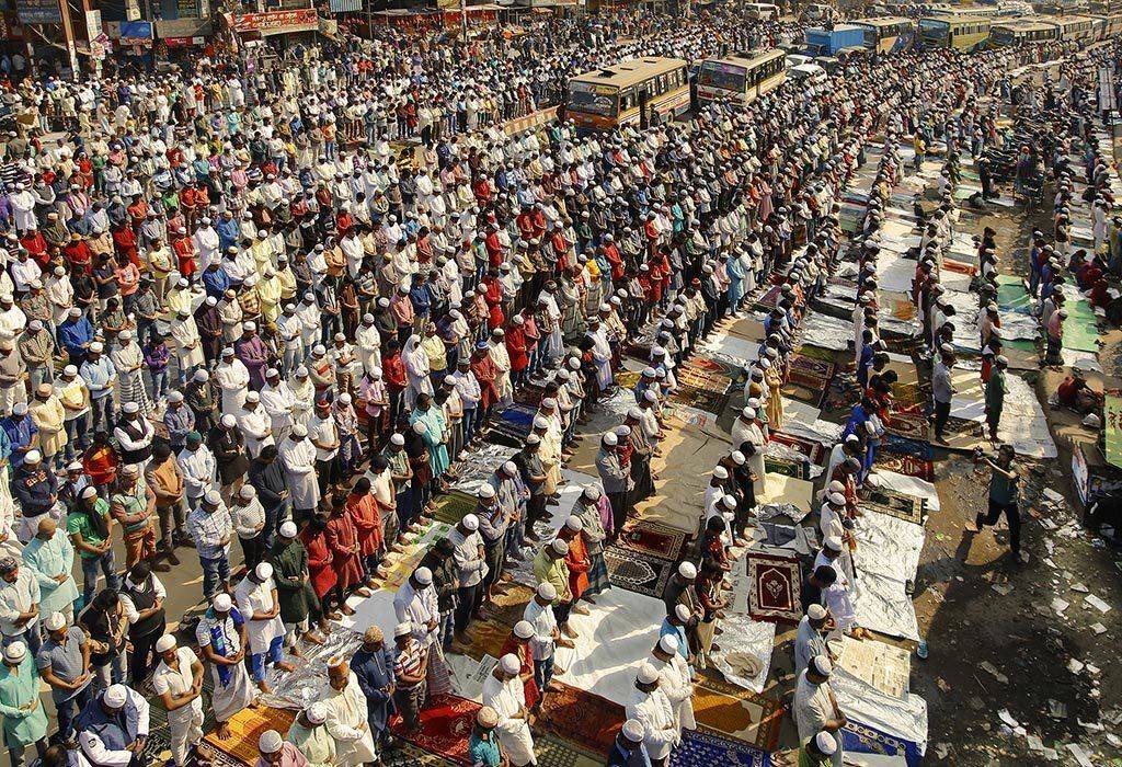 молебен, люди, поток, улица, народ, ряды, строй, линии, диагональ, автобусы, тысячи, бангладеш, мусульмане, праздник, ALLA SOKOLOVA