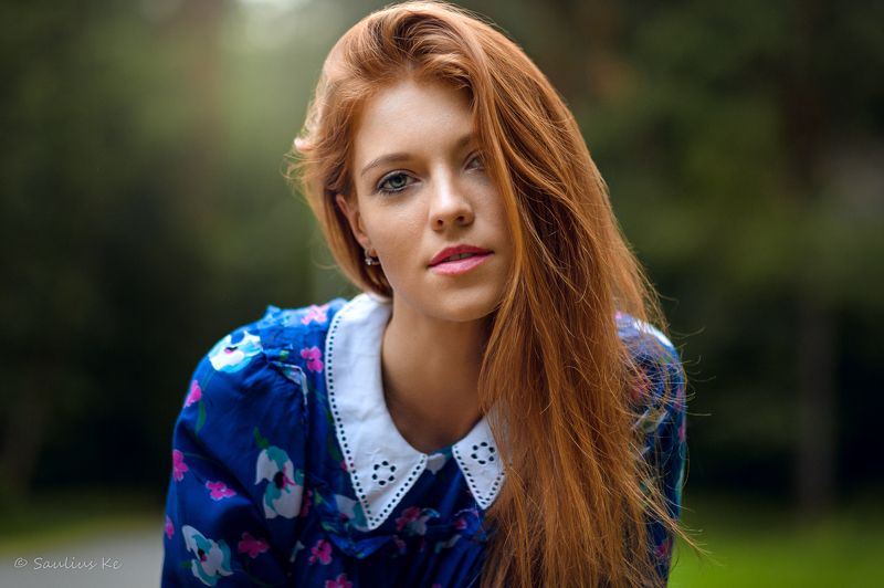 Girl in the park фото превью