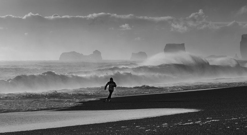 исландия, атлантический океан, волны, бушует, скалы, стихия и человек, фотограф, чёрный пляж  фото превью