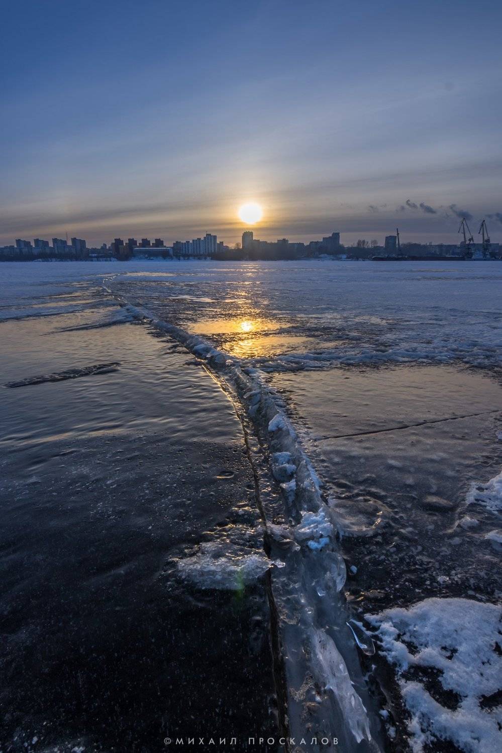 Трещина, лед, холод, зима, надоело писать хештеги фотка опубликуется через несколько месяцев только уже лето блин будет, карелия, Михаил Проскалов