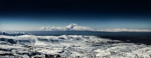 Величественная гора Арарат.