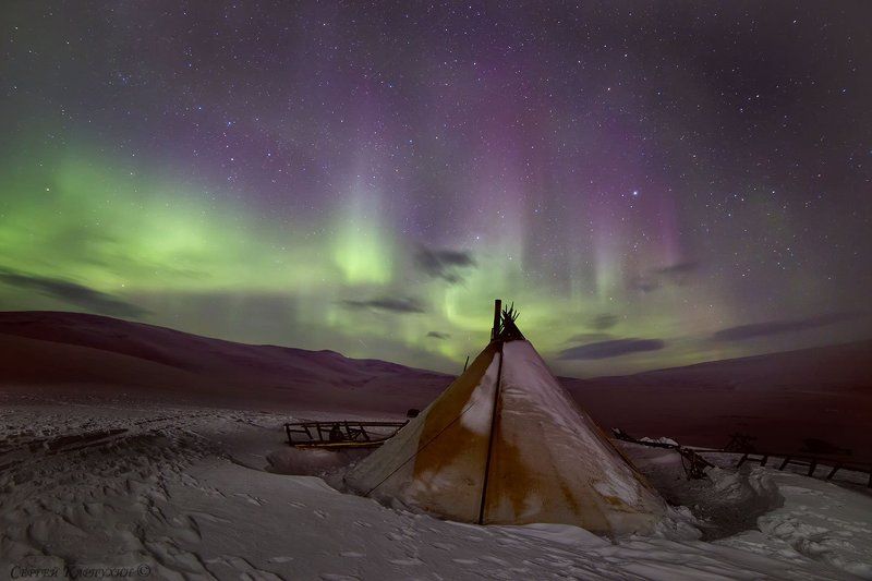 полярный урал, река собь, чумы, стойбище, северное сияние Одинокий чум с сияющей короной. фото превью