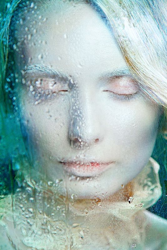 люди, девушка, портрет, красота, стекло, окно, капли, дождь, глаза, лицо, холод, вода, слезы, чувство, утро, прохлада, макияж, визаж, бодиарт, фейсат, грим, фото, картинка, студия, свет, цвет прохлада утра фото превью