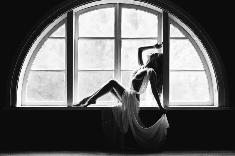 девушка, модель, ню, чб, формы, окно, интерьер, естественный свет ** фото превью