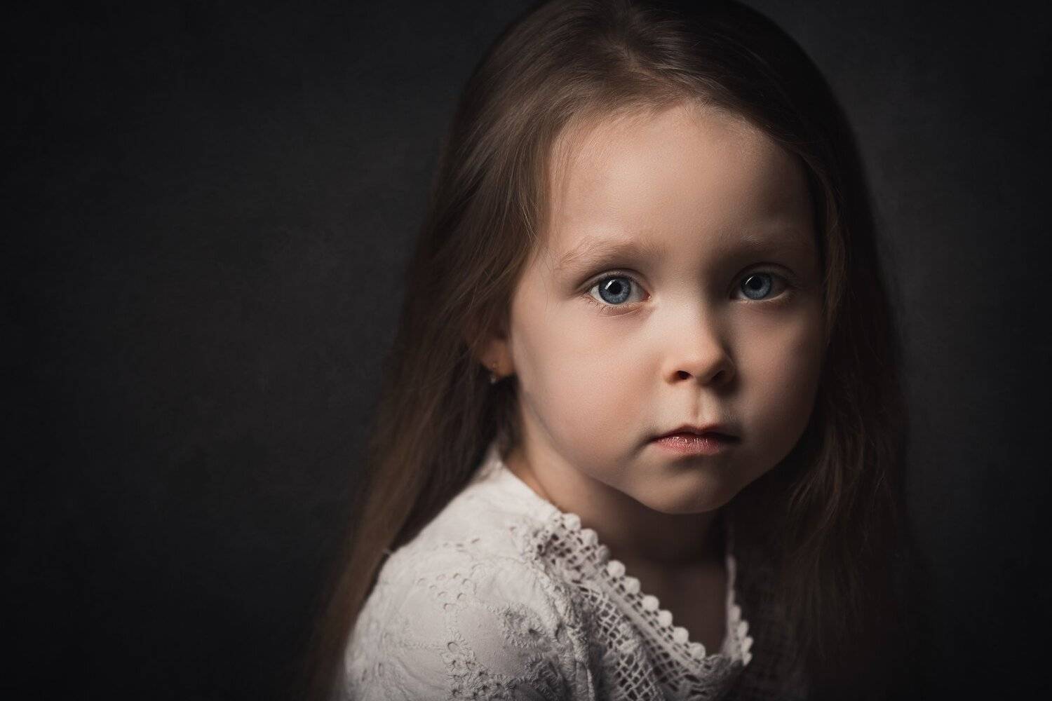 портрет девочки, девочка, портрет на сером фоне, портрет в темном ключе, ребенок, крупный портрет, детский портрет, Денис Фёдоров
