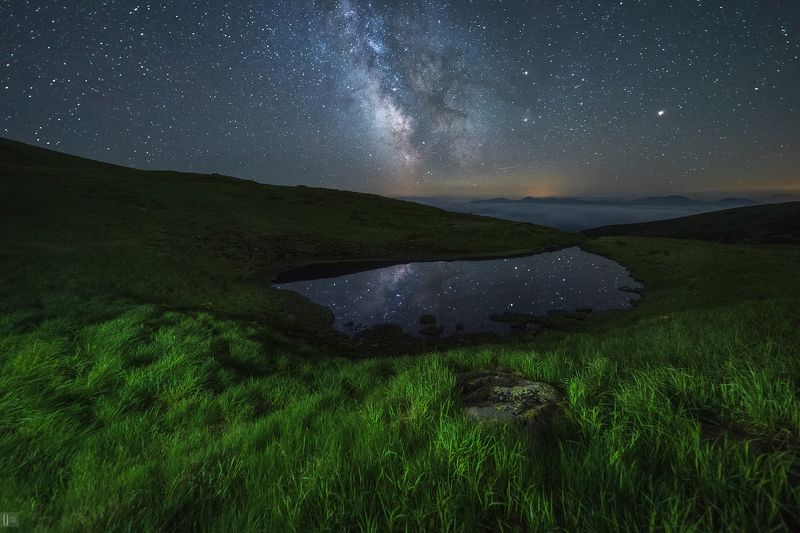 карпаты, горы, озеро, ночь, звезды, млечный путь, камни, трава, цветы, отражение, облака, палатка Вдыхая аромат карпатской тишины фото превью
