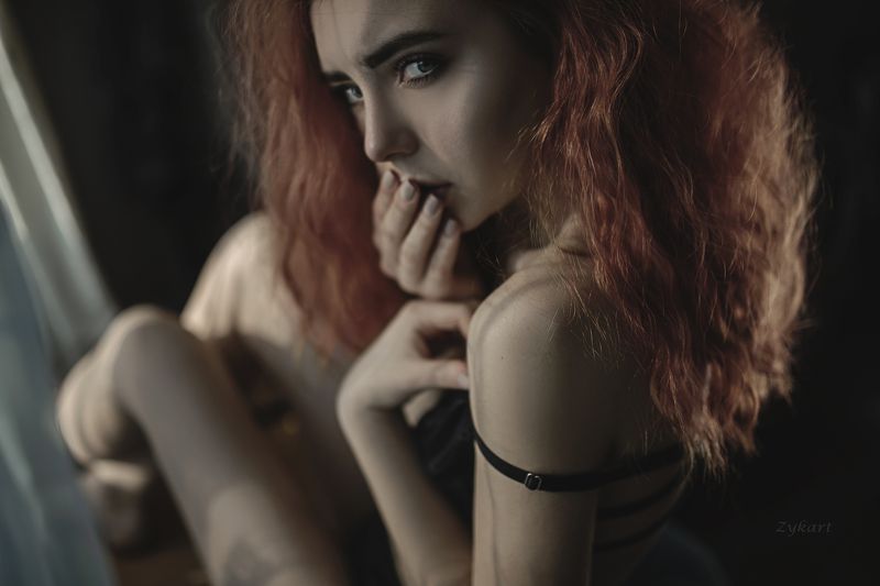 рыжая девушка дома свет тени красота Home alone фото превью