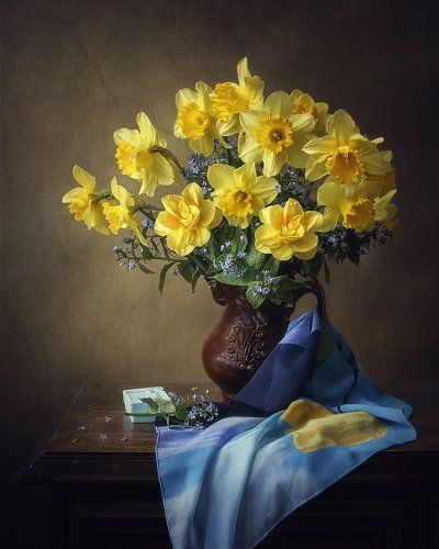 Натюрморт с желтыми нарциссами