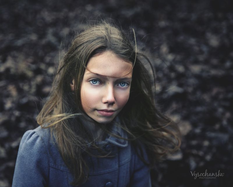 girl, little, eyes, red, grey, portrait, девочка, голубіе глаза, портрет girl with blue eyes.... девочка с голубыми глазами фото превью