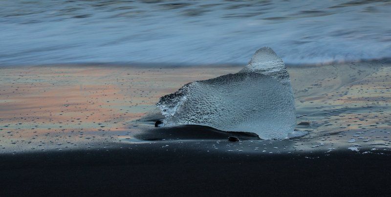 льды, льдинки , волны, исландия, ледяная лагуна, чёрный пляж, вулканический песок, закат,атлантический океан  фото превью