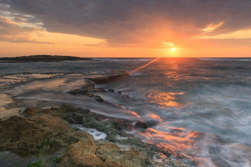 средиземное море, небо, камни, вода, песок, облака, море, пляж, парк, шторм, национальный парк, израиль, север, закат, солнце, ветер, брызги, волны, весна, природа, пейзаж, лучи,  Средиземное море фото превью