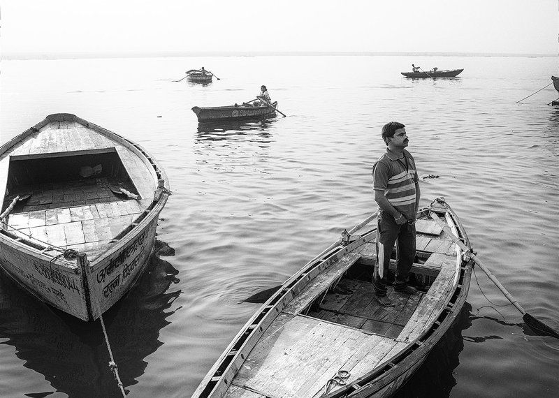 black and white , street , street photography , documentary Boat man фото превью