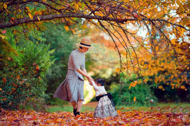 autumn, leaves, yellow, red, fall, kid, mother, dancing, together, childhood, colour, girl, celine dancing with colour фото превью