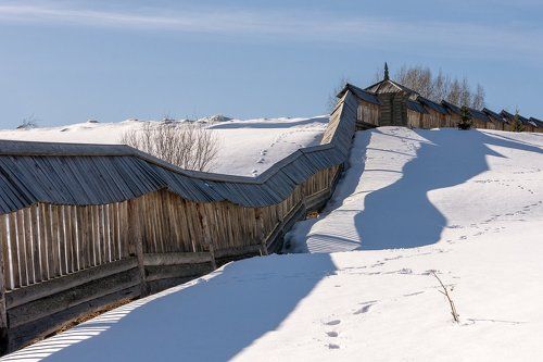 Тени скрывают следы на снегу