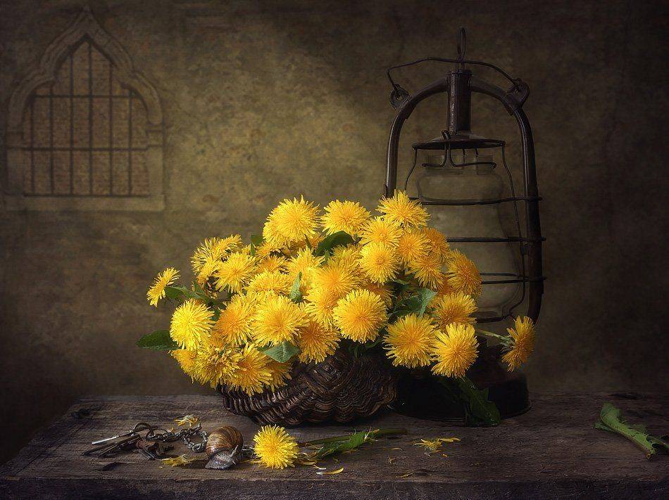 натюрморт, весна, одуванчики, корзина, улитка, ключи, фонарь, Ирина Приходько