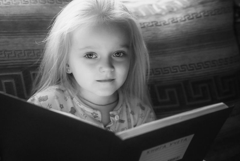 Портрет, ч/б, ребенок, детство, девочка, семья, girl, childhood, child, family, portrait, bnw Портрет с тетрадью фото превью