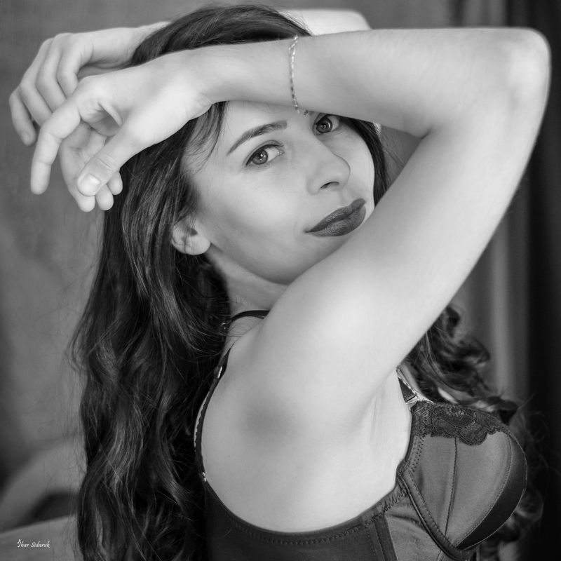 девушка, прическа, лифчик, черный, белый, студия, свет, поза, пальцы, цепочка, улыбка, руки, секси, симпатия Я играю с тобой странную роль фото превью