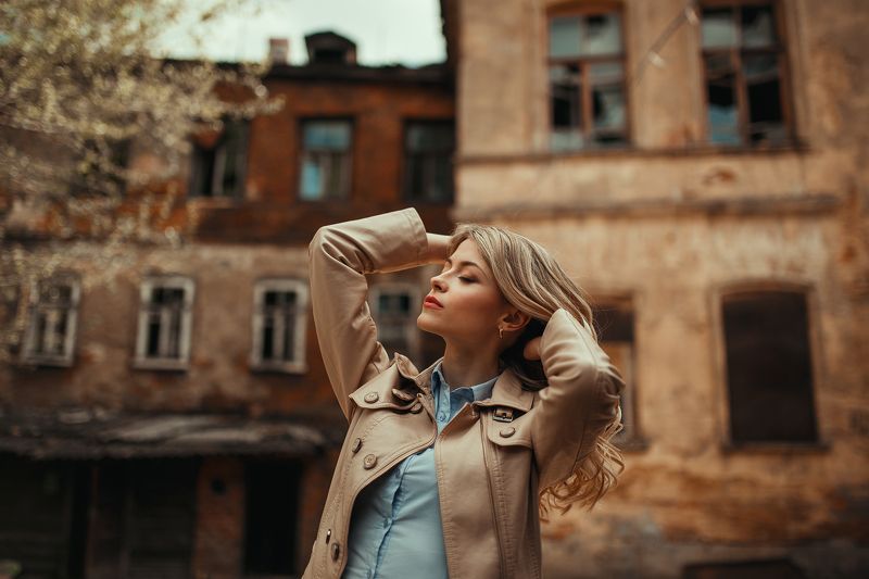 портрет, девушка, архитектура Старый двор фото превью
