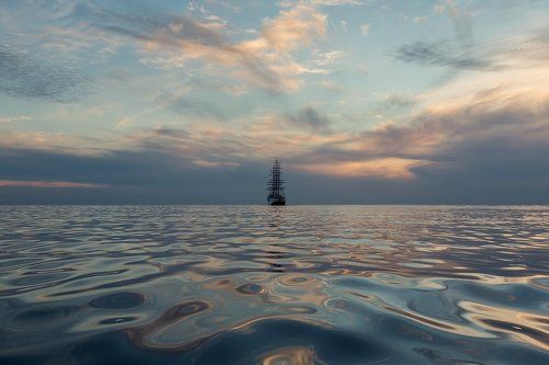 Парусник выходит в море.