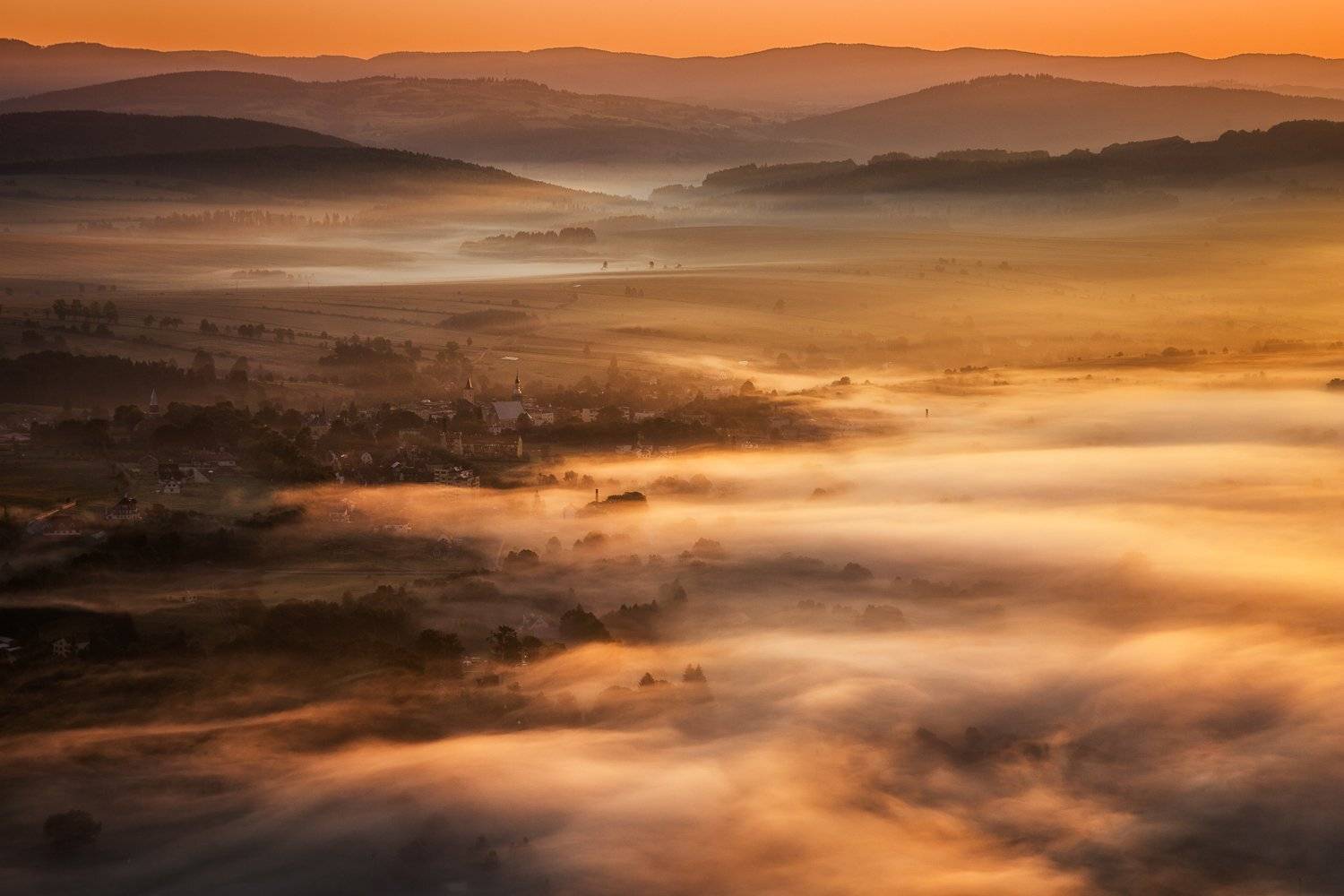 Foggy valley. Автор: Pawel Uchorczak , Pawel Uchorczak