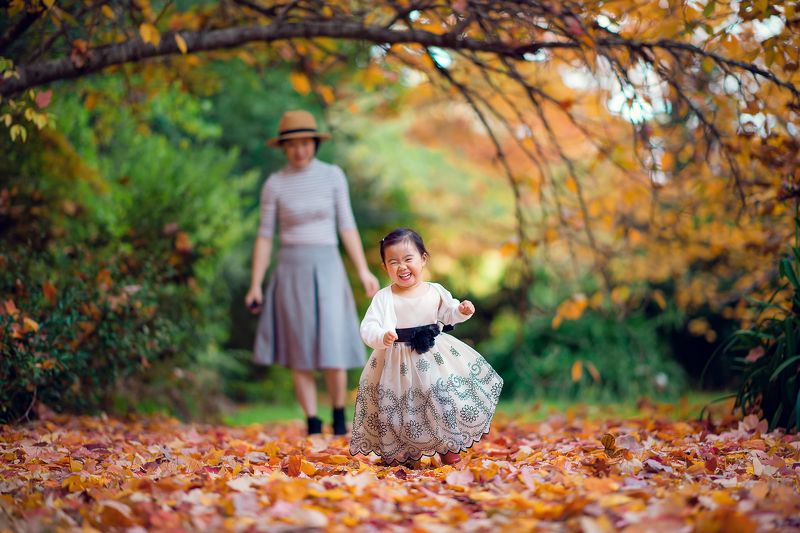 child, cute, girl, kid, autumn, leaves, colours, run, smile, family running girl фото превью