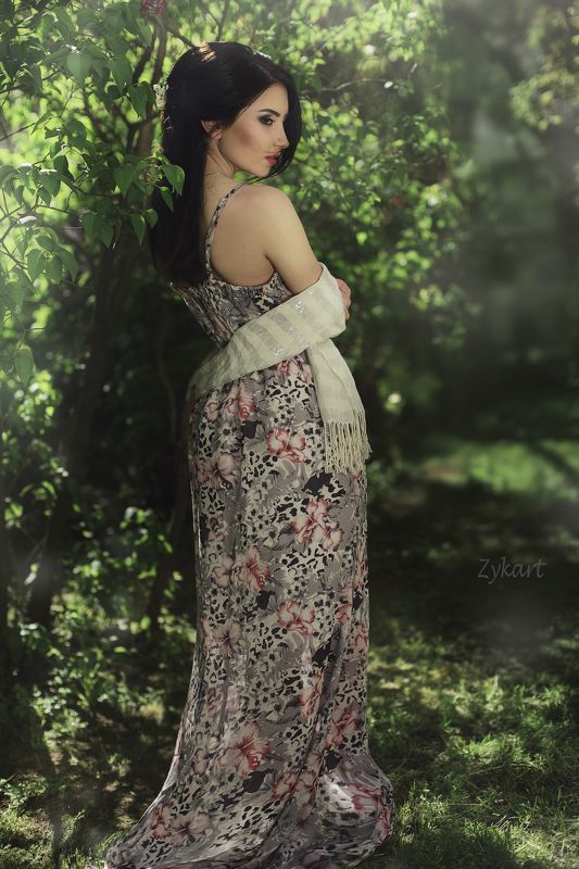 листва девушка зелень природа свет блики богиня  фото превью