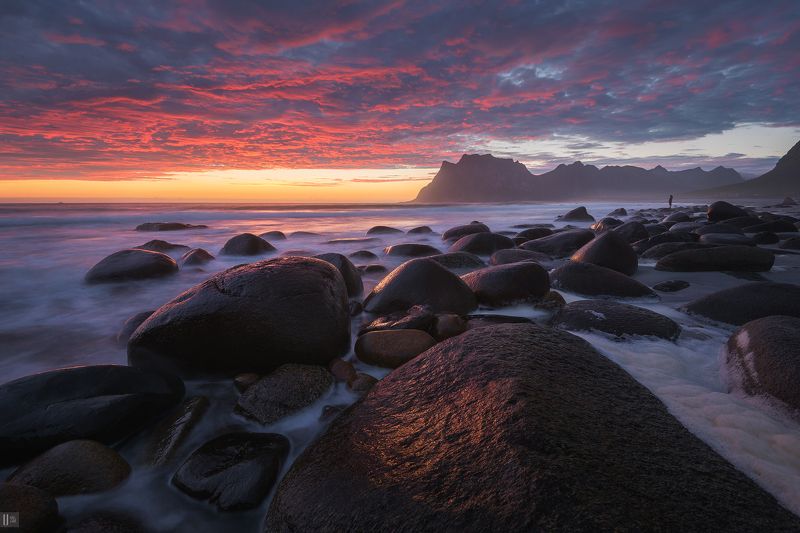 norway, горы, закат, камни, небо, норвегия, облака, пена, песок, пляж, прибой, человек, утакляйв, вествогёй, utakleiv, vestvågøy Море созерцающее песчинку фото превью