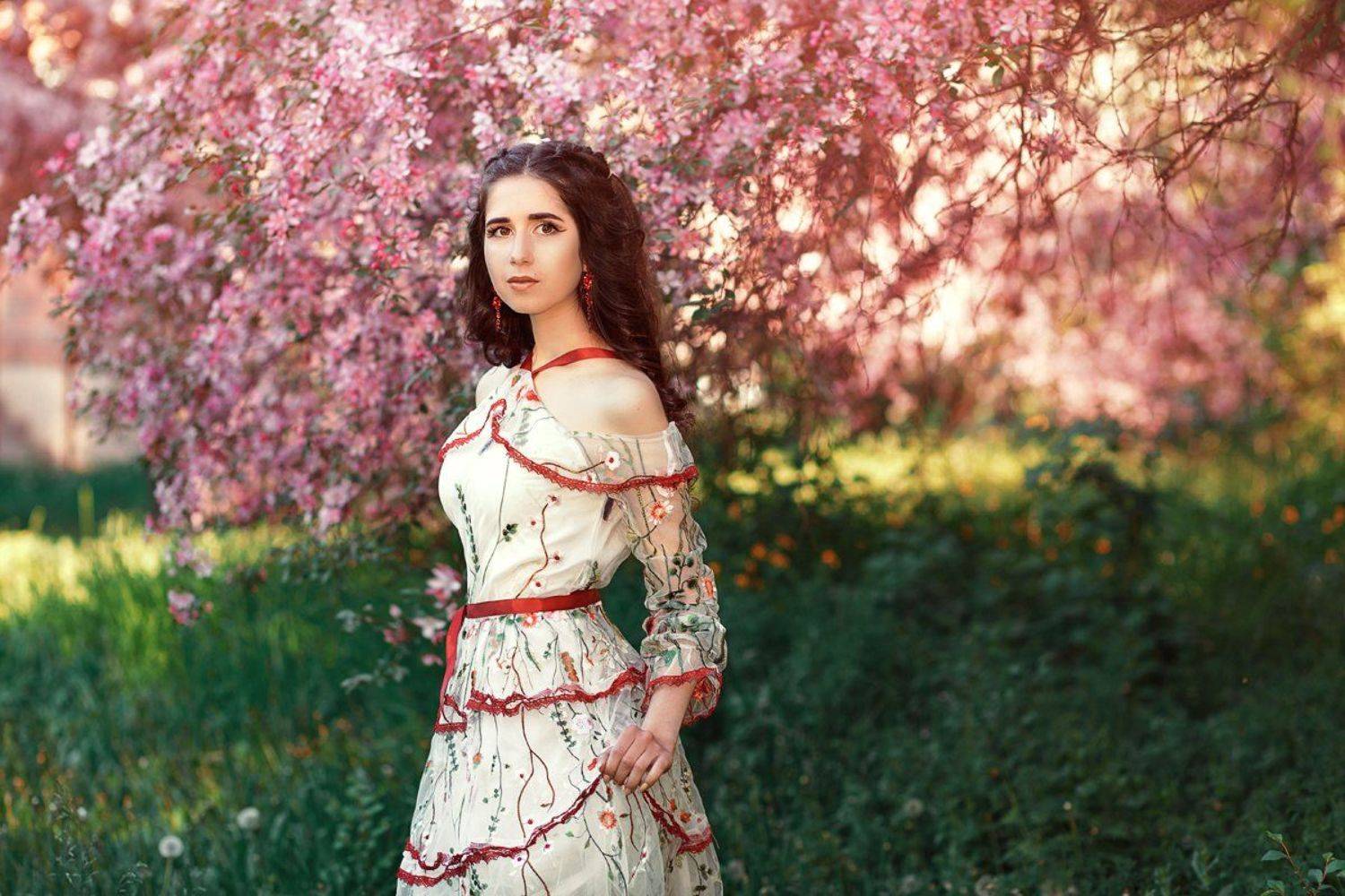 девушка, брюнетка, цвет, весна, сад, розовый, зеленый, красота, стиль, Марина Кондратова