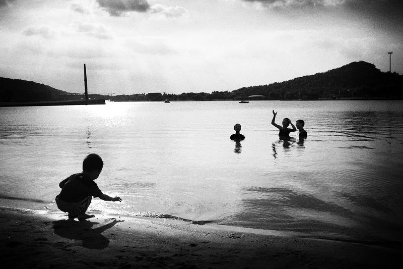 Children playing by the lake фото превью