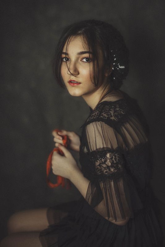 girl with orange cord фото превью