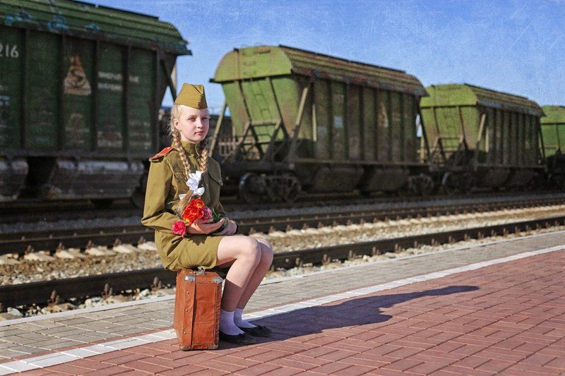 дети портрет Победа девушка перрон тюльпаны На перроне фото превью