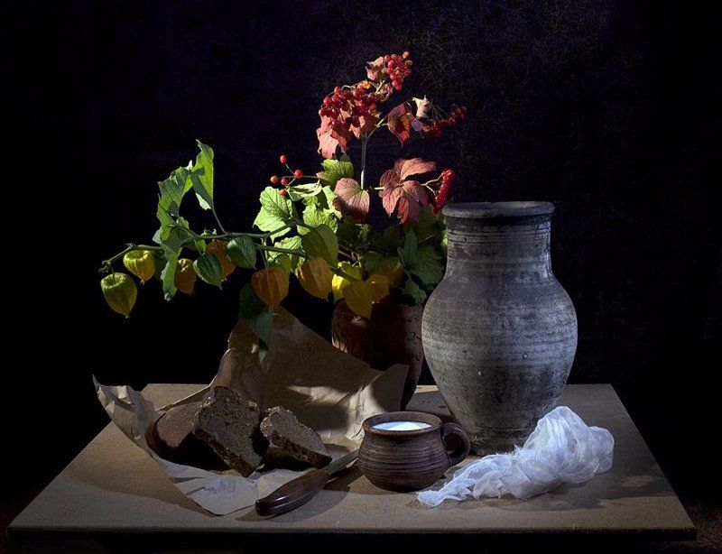 funtry, посуда, молоко, чашка, кувшин, марля хлеб, нож, бумага, букет, калина, физалис, осень, ночная съемка Бабье лето: поздний ужин на веранде фото превью