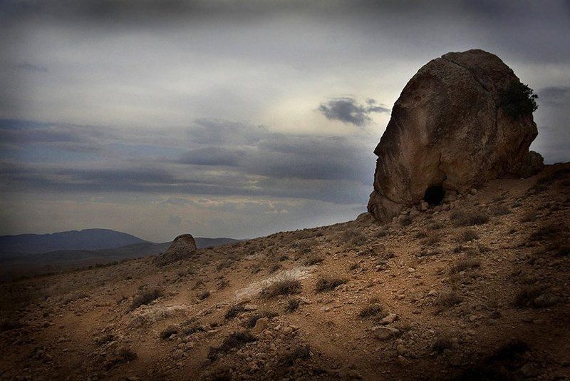 сирия, маалюля, скалы, камни Страж пустыни фото превью