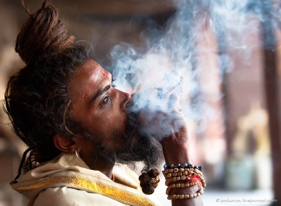 непал, nepal, катманду, kathmandu, пашупатинатх, pashupatinath, садху, баба, гашиш, дым, отшельник, травка , марихуана, Антон Янковой (www.photo-travel.com.ua)