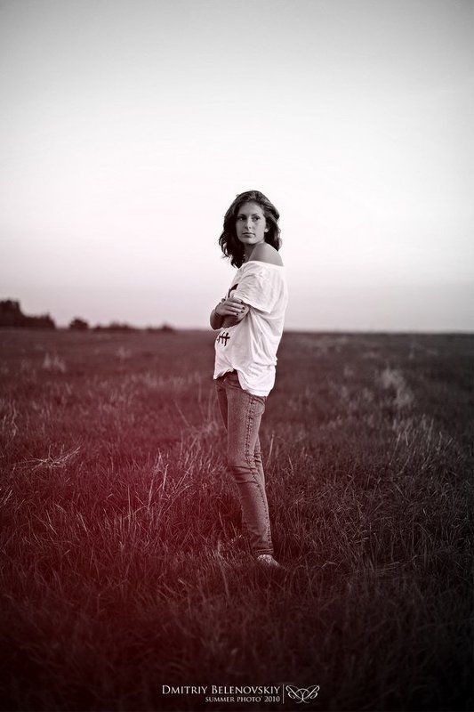 девушка, трава, поле red spot фото превью