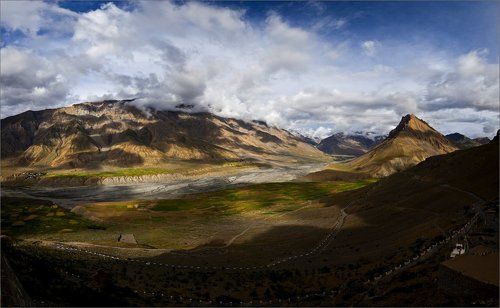 Утренний пейзаж, открывающийся с крыши монастыря Ки