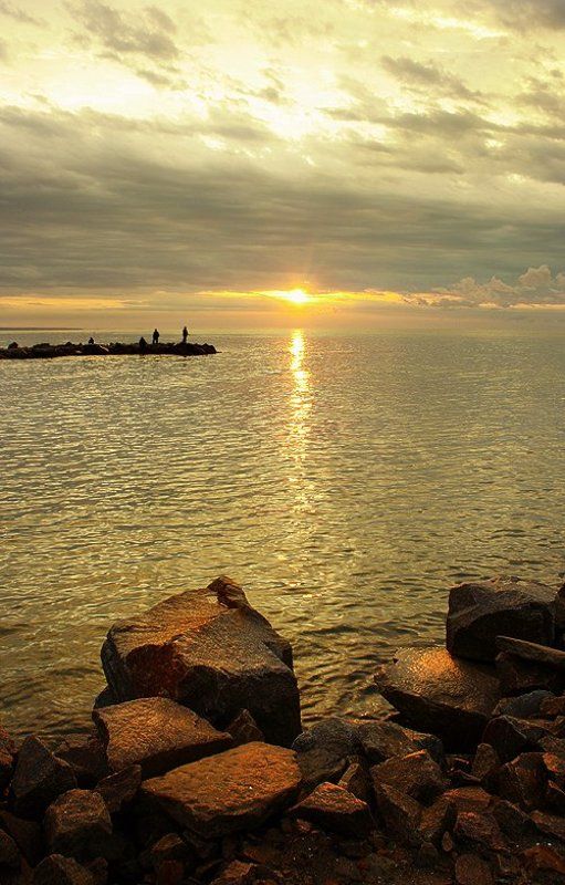 Только море не спит и рыбак с ним не праздный... фото превью