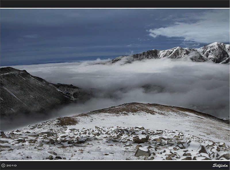 горы, облака, снег А там внизу снег идёт. фото превью