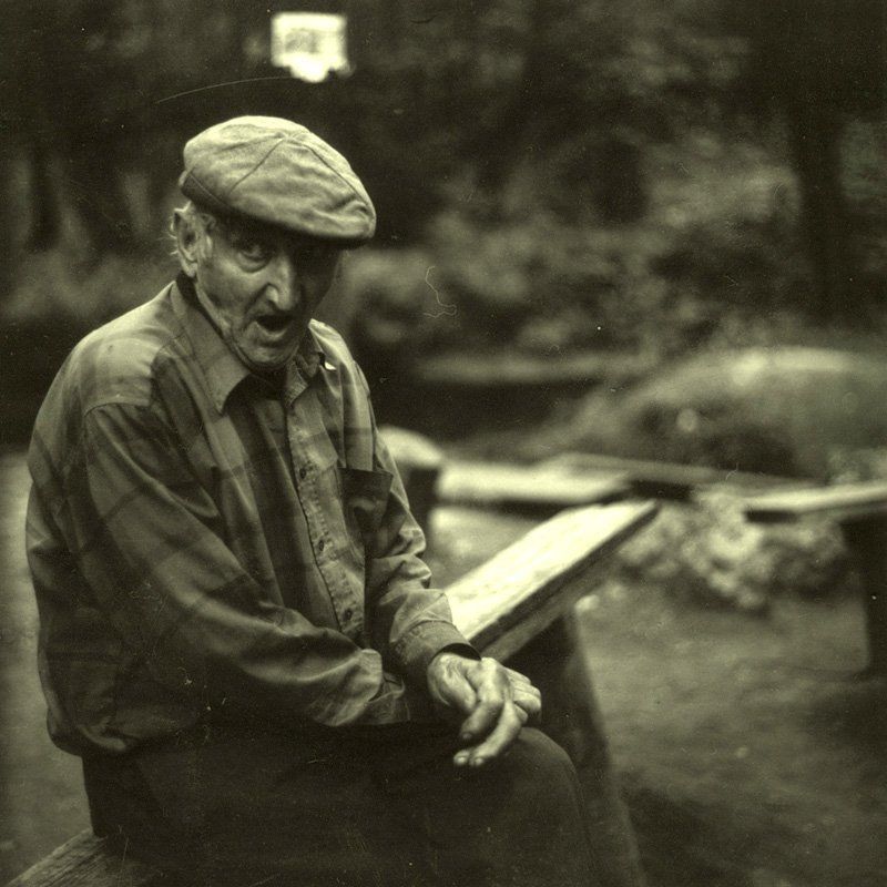 старик, скамья, чб, зевота, взгляд, возраст, кепка Ворон фото превью