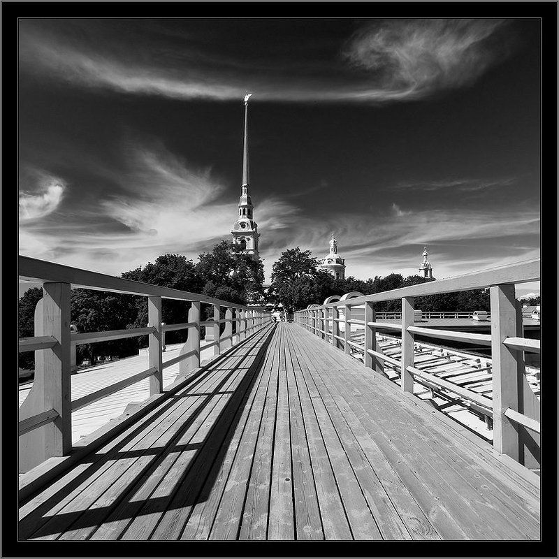 Черно-белая контрастная зарисовка с Петропавловки фото превью