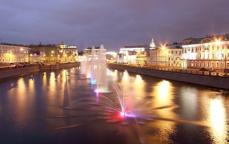 москва, мост, ночь, огни города, двое, фонтаны Первые впечатления о Москве фото превью