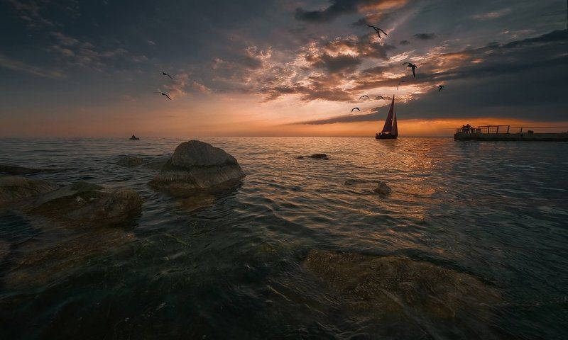 Остались лишь закат и море,и целая вселенная вокруг фото превью