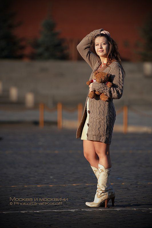 девушка, площадь, медвежонок Утро красит нежным светом..... фото превью